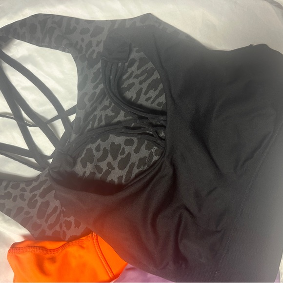 4 sports bras - Picture 3 of 3